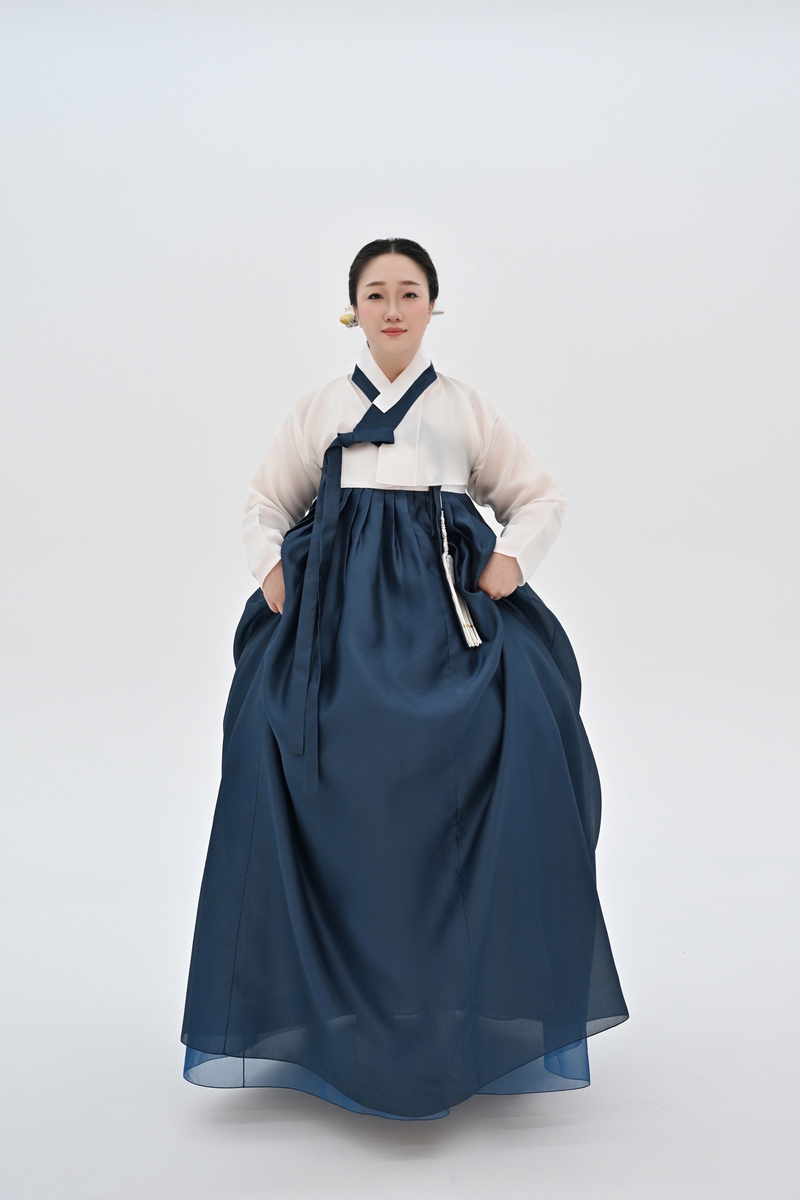 [맞춤한복] 지백색 저고리와 청록색 치마 한복 세트 촬영 공연 예식 혜여한복 - 상세 이미지 4