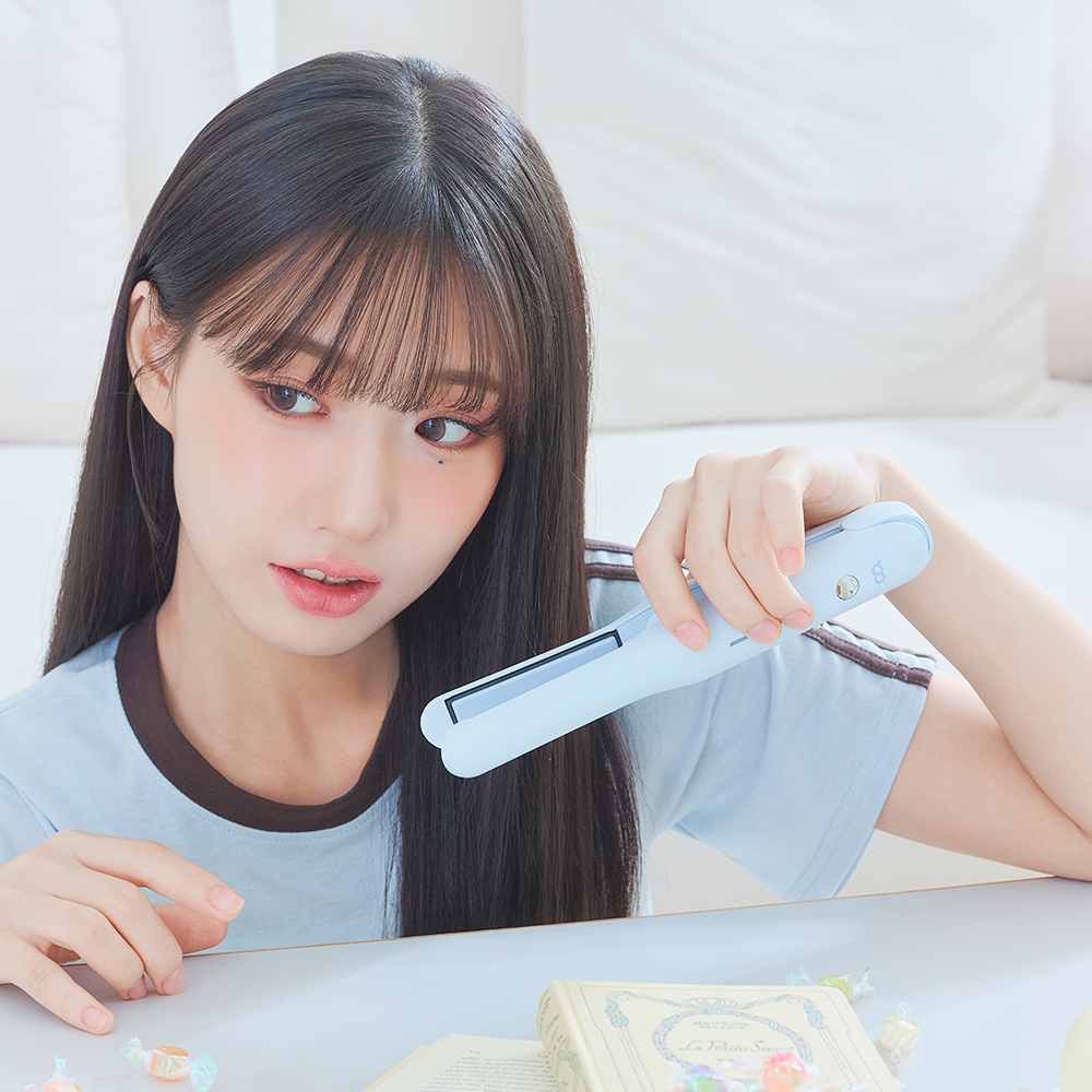 앞머리를 정리하며 미니 고데기를 사용하는 실제 사용 장면