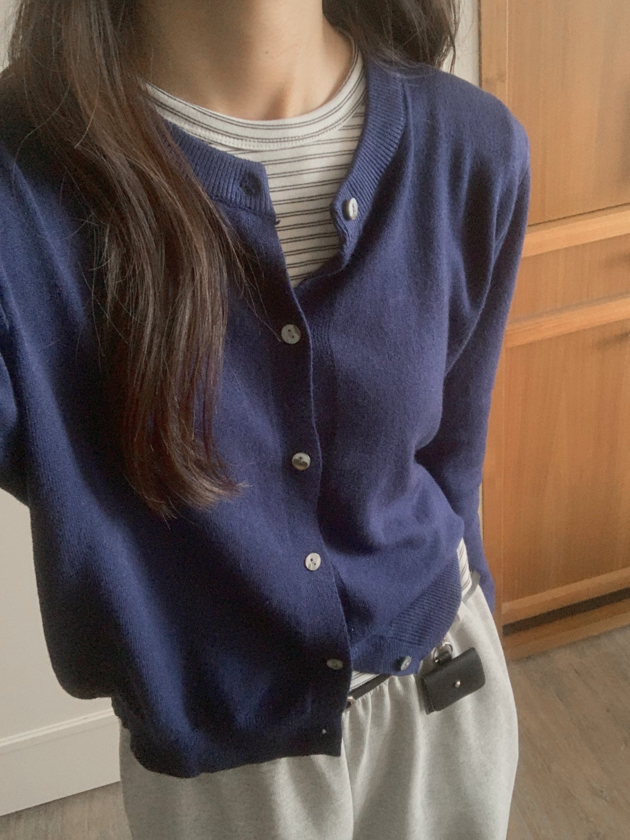 오버무드 라운드넥 간절기 베이직 기본 데일리 코튼 레드 컬러 긴팔 가디건 7color - 상세 이미지 3