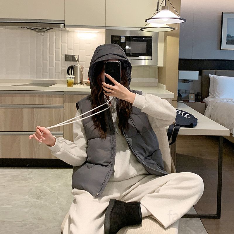 여성 경량 후드 패딩조끼 숏 스타일 캐주얼 아웃도어 적합한 봄 가을용 코튼 소재 루즈핏 데일리 웨어러블 디자인 모던한 조끼 재킷 - 상세 이미지 3
