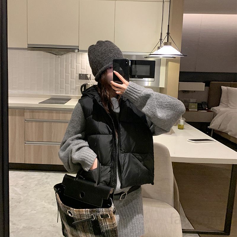 여성 경량 후드 패딩조끼 숏 스타일 캐주얼 아웃도어 적합한 봄 가을용 코튼 소재 루즈핏 데일리 웨어러블 디자인 모던한 조끼 재킷 - 상세 이미지 5