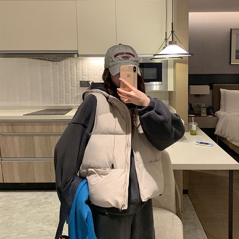 여성 경량 후드 패딩조끼 숏 스타일 캐주얼 아웃도어 적합한 봄 가을용 코튼 소재 루즈핏 데일리 웨어러블 디자인 모던한 조끼 재킷 - 상품 이미지