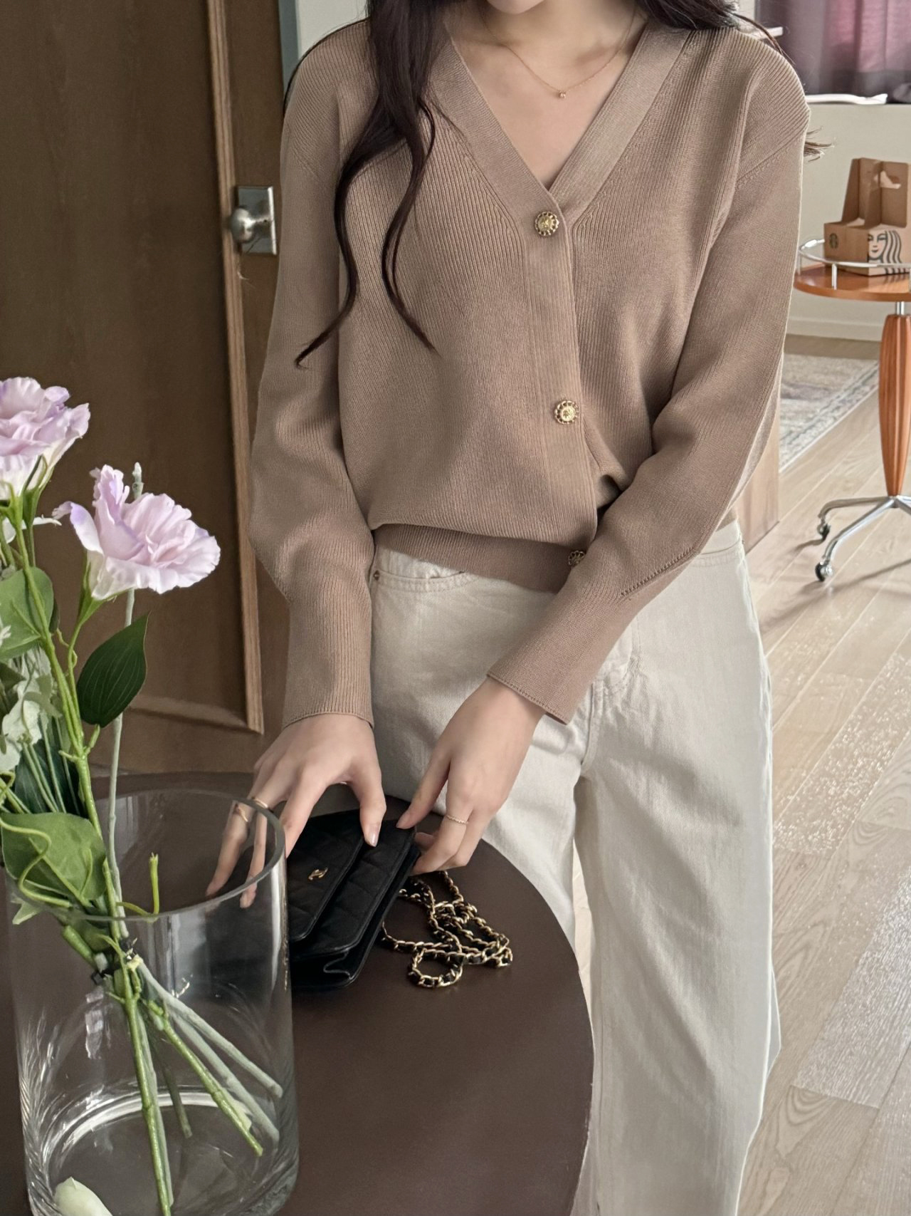 부드러운 비스코스 금장 버튼 숏 니트 가디건 브이넥 간절기 가을 여성 가디건 - 상세 이미지 2