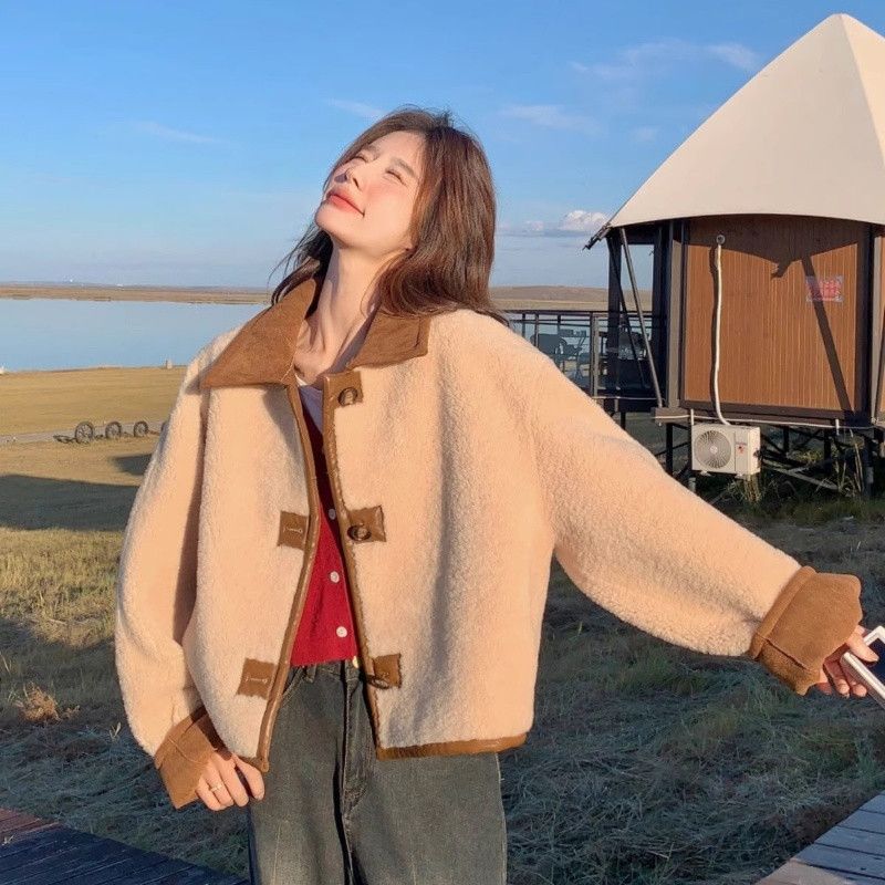 여성 양모 양면 스웨이드 자켓 세련된 숏기장 겨울 아우터 따뜻한 착용감 모던 스타일 데일리룩 활용도 높은 디자인 - 상품 이미지