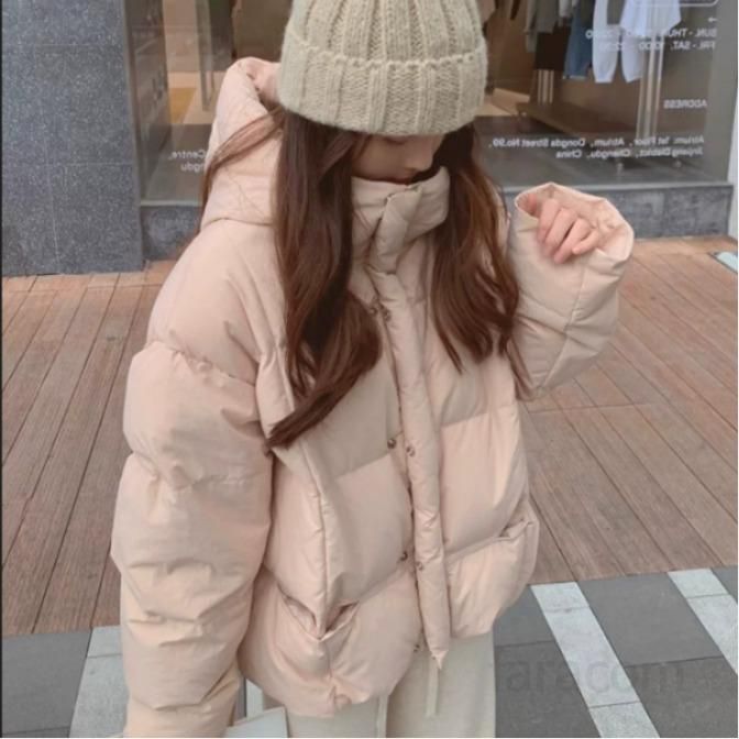 여성 경량 후드 숏패딩 핑크색 코튼 재킷 가벼운 착용감 데일리 코디용 외출 필수 아이템 트렌디한 디자인 학생용 캐주얼 스타일 - 메인 이미지