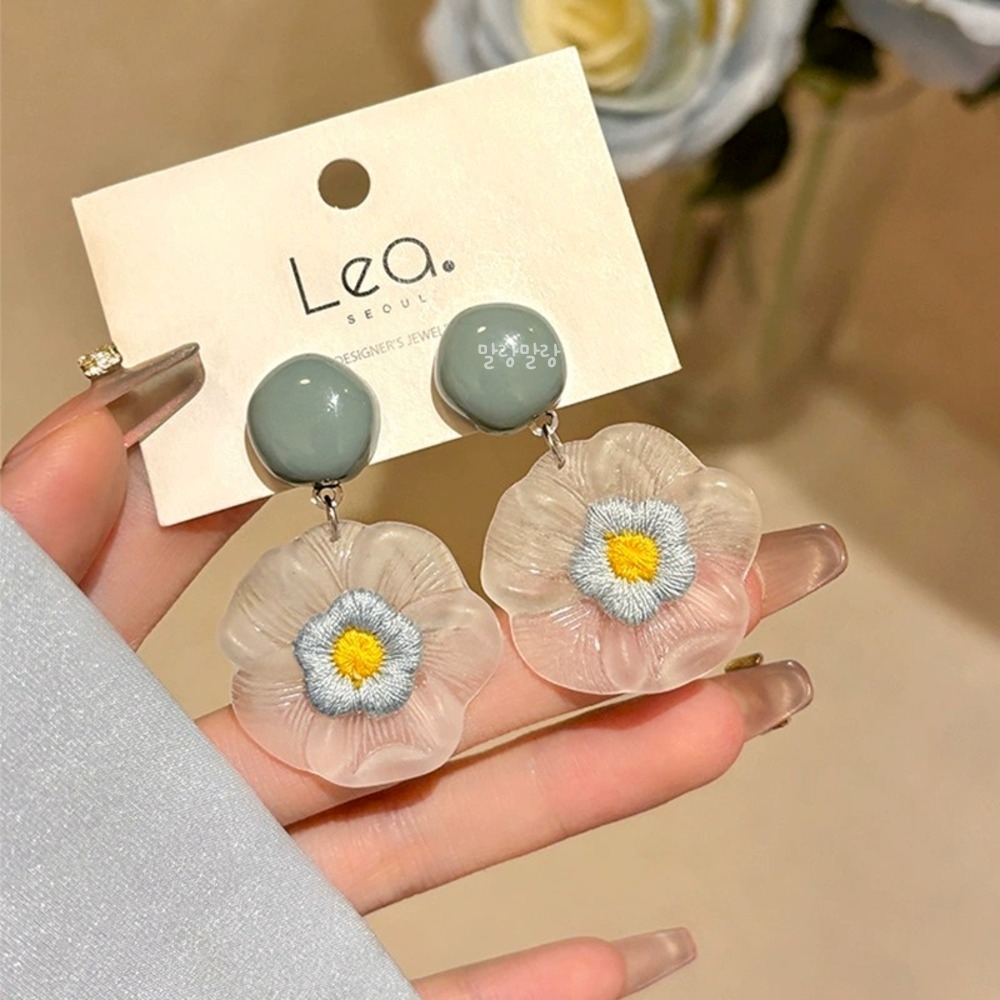 러블리 투명 플라워 드롭귀걸이 청순한 데일리 볼드 꽃송이 이어링 - 상세 이미지 5