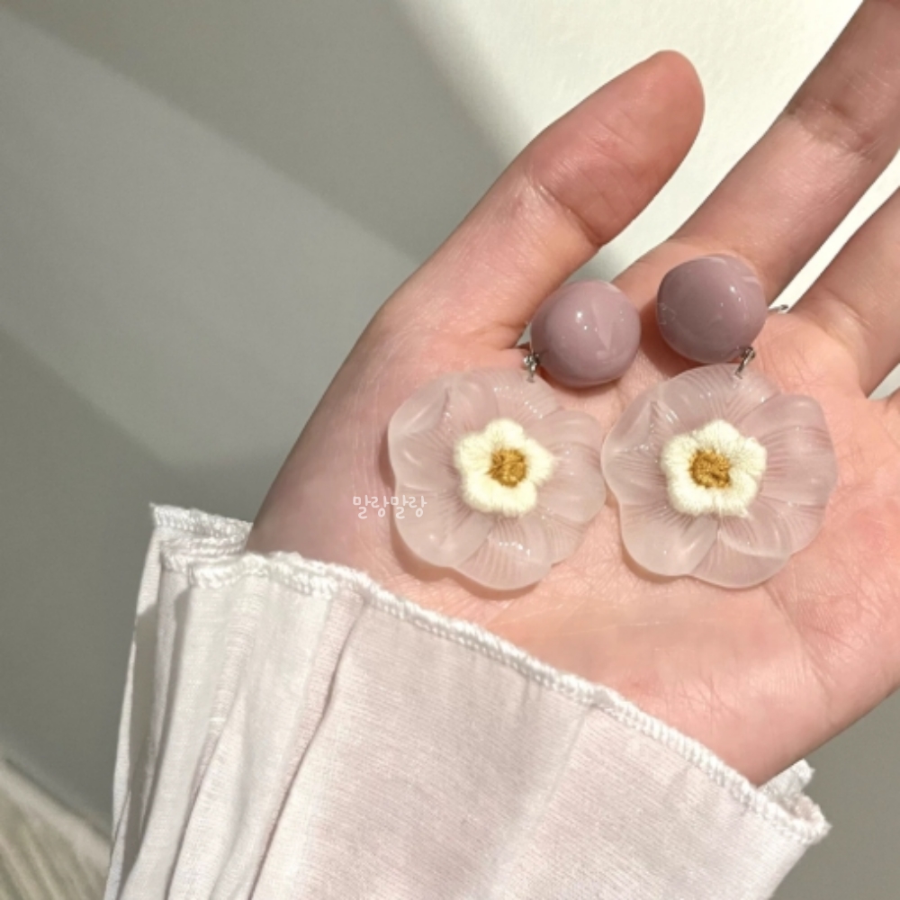 러블리 투명 플라워 드롭귀걸이 청순한 데일리 볼드 꽃송이 이어링 - 상세 이미지 2