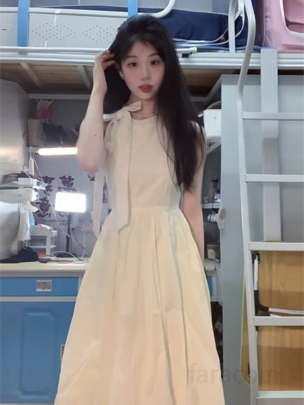 여성 로맨틱 민소매 롱드레스 여름 바캉스룩 해변 휴가 스타일 셀러브리티 감성 홀터넥 디자인 요정 같은 분위기 시원한 착용감 편안한 외출용 - 상세 이미지 2