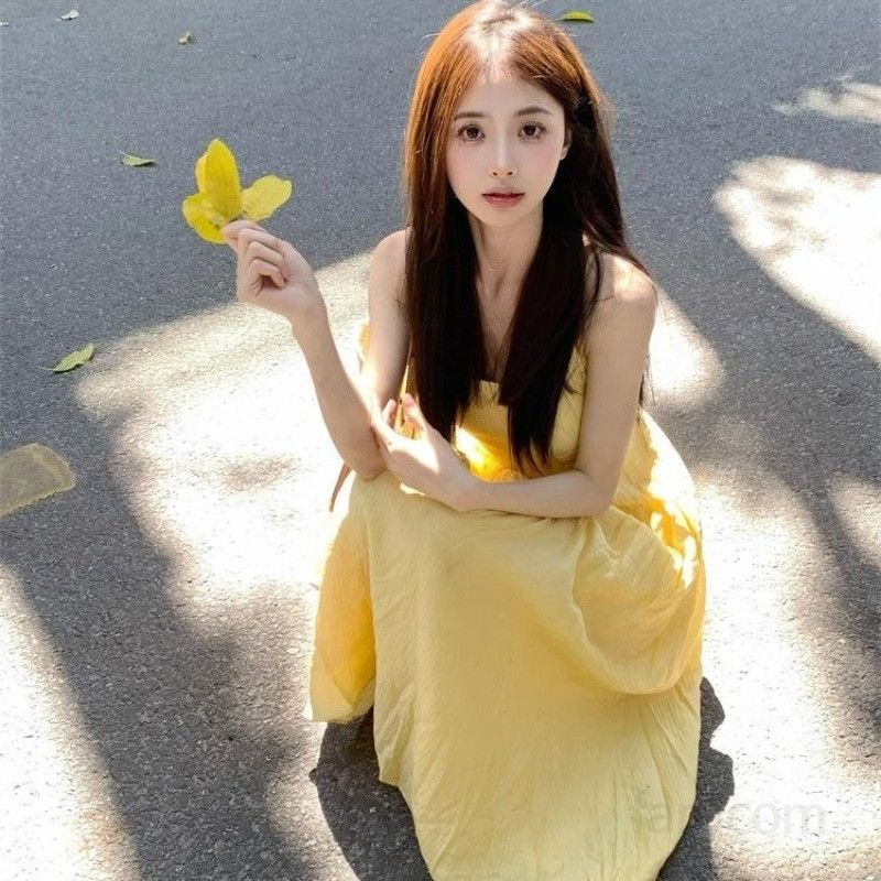 여름 민소매 롱원피스 바캉스룩 옐로우 드레스 시원한 착용감 편안한 여성 원피스 여행 필수 아이템 스타일리시한 디자인 - 상세 이미지 5