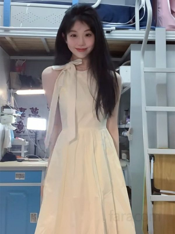 여성 로맨틱 민소매 롱드레스 여름 바캉스룩 해변 휴가 스타일 셀러브리티 감성 홀터넥 디자인 요정 같은 분위기 시원한 착용감 편안한 외출용 - 상세 이미지 3