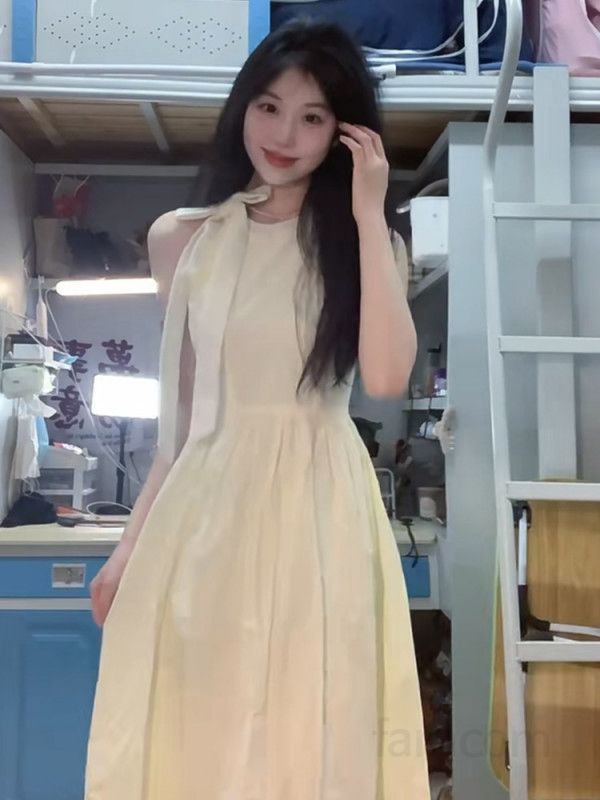 여성 로맨틱 민소매 롱드레스 여름 바캉스룩 해변 휴가 스타일 셀러브리티 감성 홀터넥 디자인 요정 같은 분위기 시원한 착용감 편안한 외출용 - 상세 이미지 4