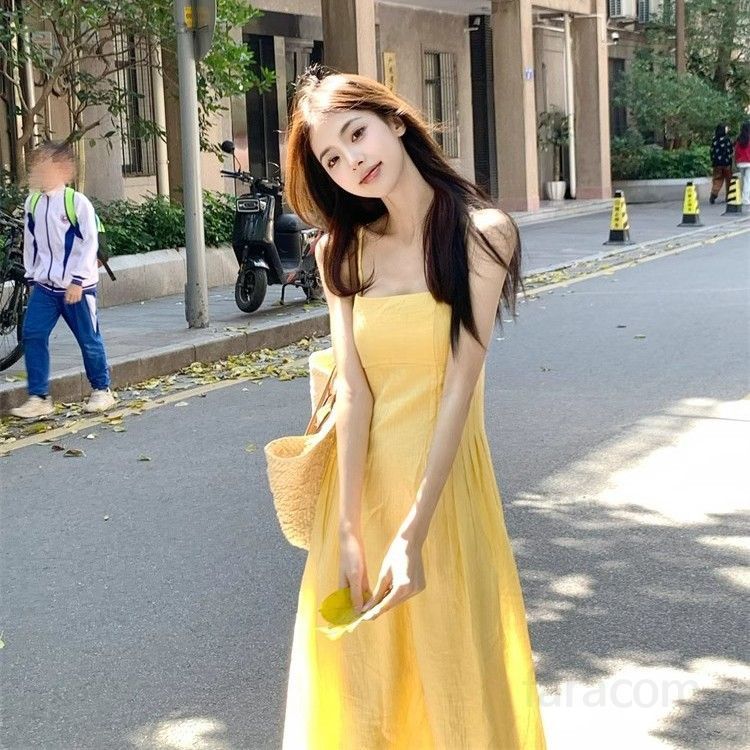 여름 민소매 롱원피스 바캉스룩 옐로우 드레스 시원한 착용감 편안한 여성 원피스 여행 필수 아이템 스타일리시한 디자인 - 상세 이미지 2