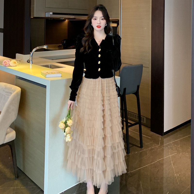 V넥 골드버튼 벨벳탑 여성 블라우스 7부소매 세트 여름 캐주얼 스타일링 하객룩 코디 세련된 디자인 데일리 착용감 좋은 실용적인 패션 아이템 - 상세 이미지 2