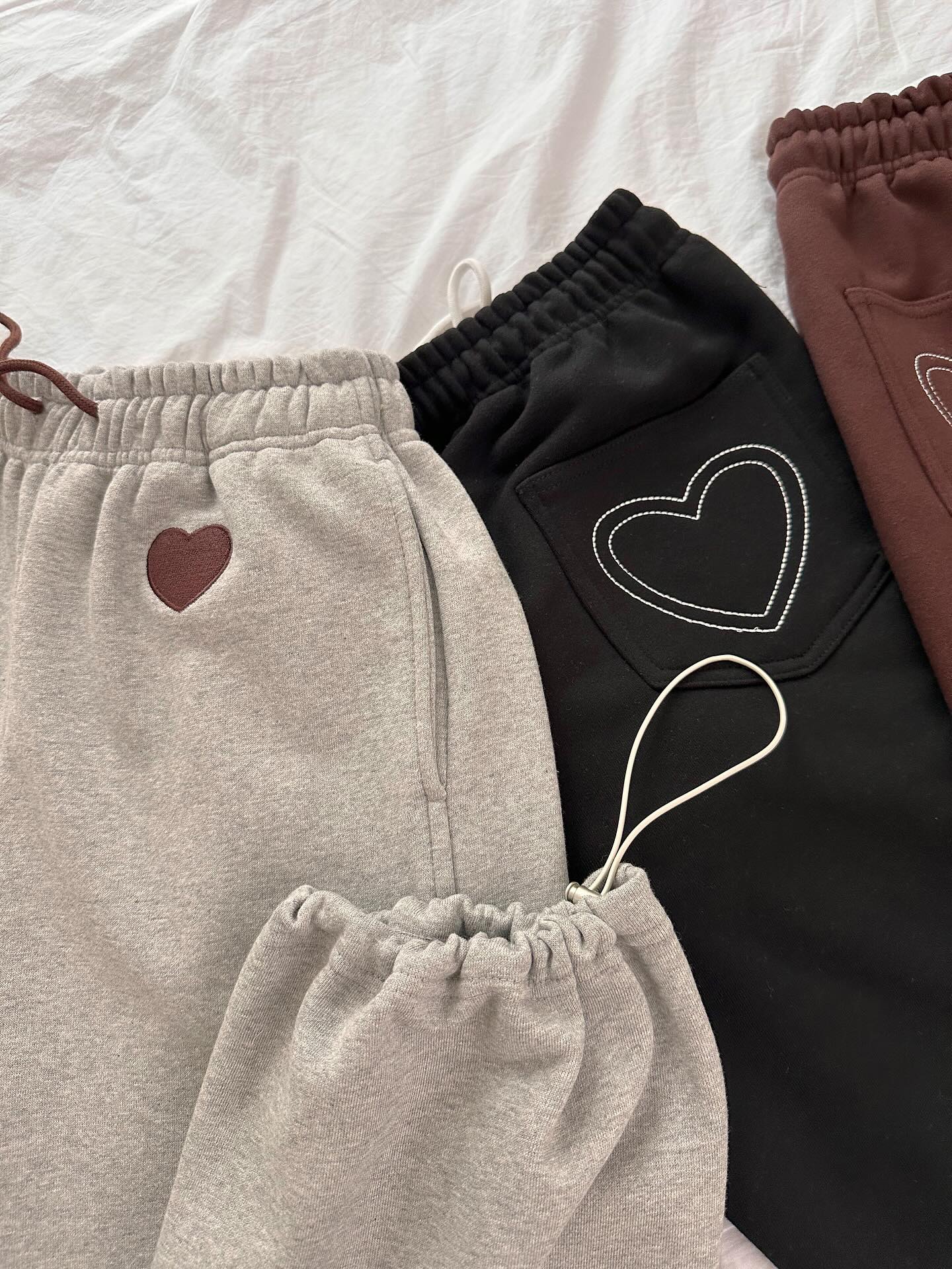 가을 여자 폼스튜디오 하트 자수 와이드 조거 투웨이 트레이닝 팬츠 - 상세 이미지 4