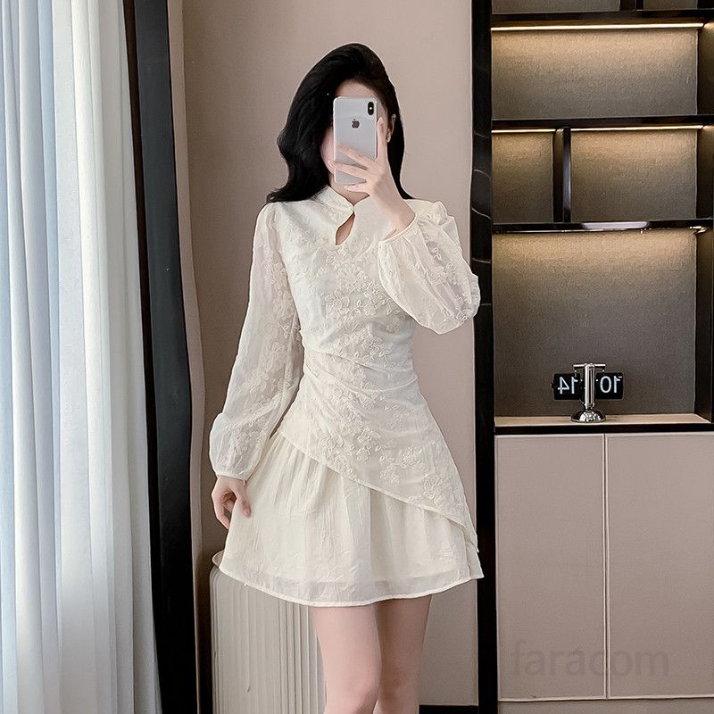 살구색 미니 자수 드레스 여성 파티룩 고급스러운 디자인 스퀘어넥 스타일 결혼식 피로연 활용 가능 산뜻한 봄여름 착용감 - 상품 이미지