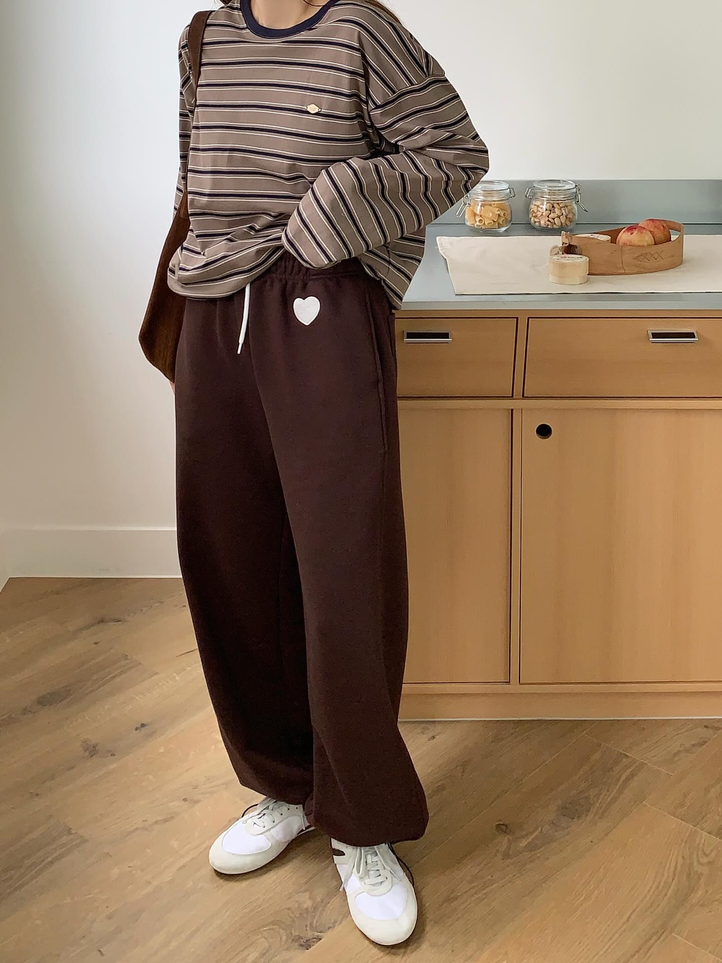 가을 여자 폼스튜디오 하트 자수 와이드 조거 투웨이 트레이닝 팬츠 - 상세 이미지 3