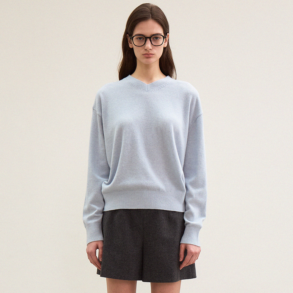 essential v-neck pullover (light blue) - 메인 이미지