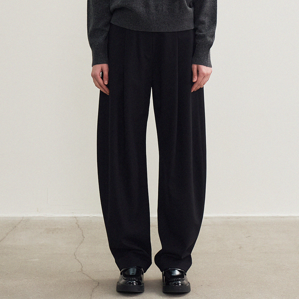 wool curved tuck pants (black) - 메인 이미지