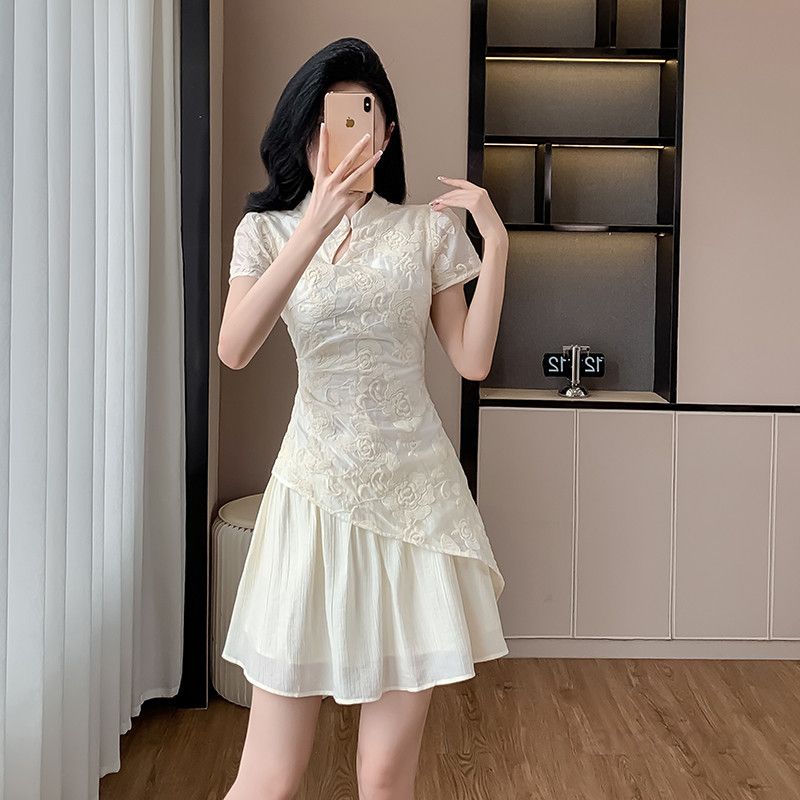 여름 여성 자수 미니원피스 상큼한 살구색 데일리룩 반팔 드레스 시원한 착용감 불규칙 패턴 여름휴양지룩 스타일링 - 상품 이미지