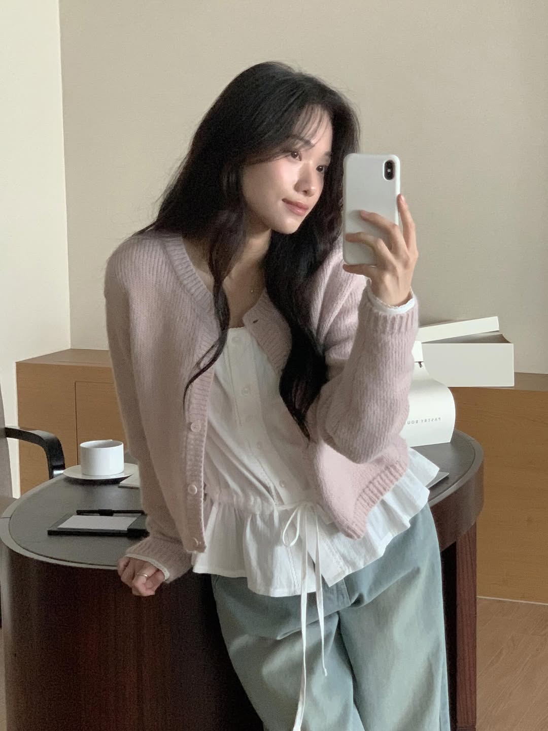오버무드 가을 울 혼방 모헤어 라운드넥 도톰 레이스 패치 크롭 컬러 니트 가디건 - 상세 이미지 3