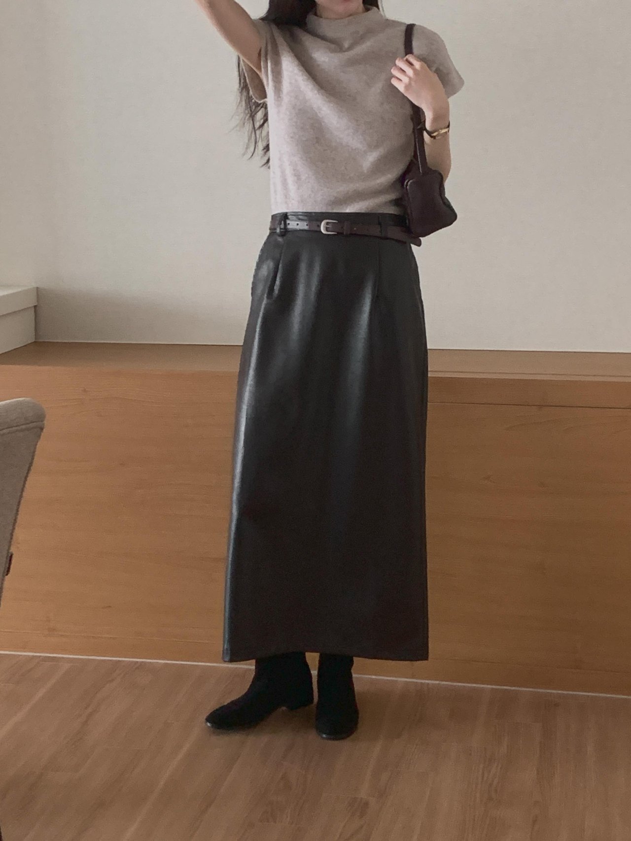 지뉴 다크라인 가죽 롱스커트 | 여성 페이크레더 H라인 백슬릿 뒷트임 레자 인조가죽 비건 롱치마 - 상세 이미지 2