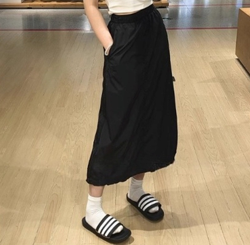 아디다스 WOVEN 미드 블랙 여성 스커트