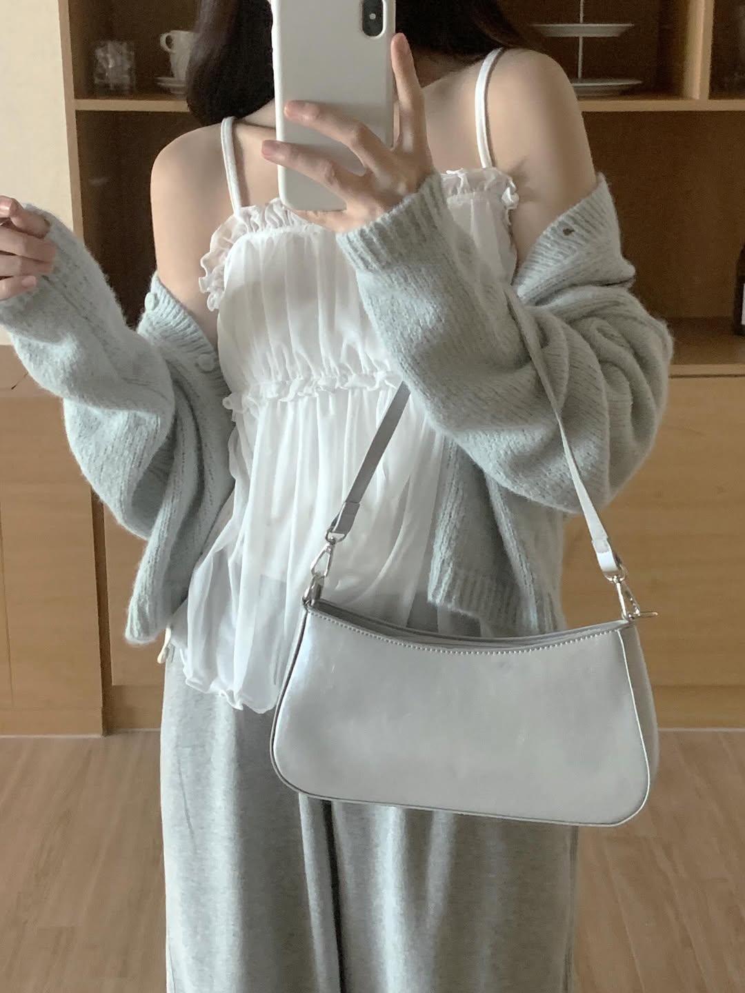 오버무드 간절기 이너 나시 쉬폰 블라우스 뷔스티에 셔링 물결 나시 블라우스 2color - 메인 이미지