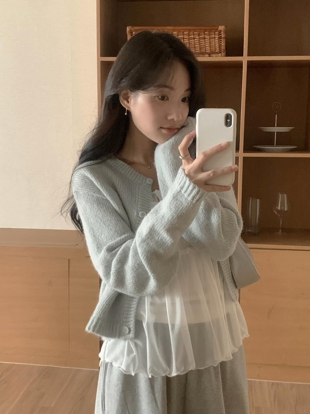 오버무드 가을 울 혼방 모헤어 라운드넥 도톰 레이스 패치 크롭 컬러 니트 가디건 - 상세 이미지 2