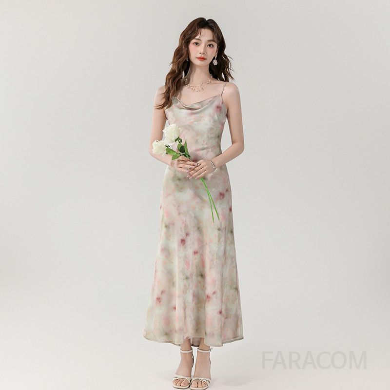 새틴 슬림 롱 서스펜더 드레스 여름용 프린트 디자인 여성스러운 실크 원피스 시원한 착용감 편안한 외출용 스타일리시한 모던한 패션 아이템 - 상품 이미지