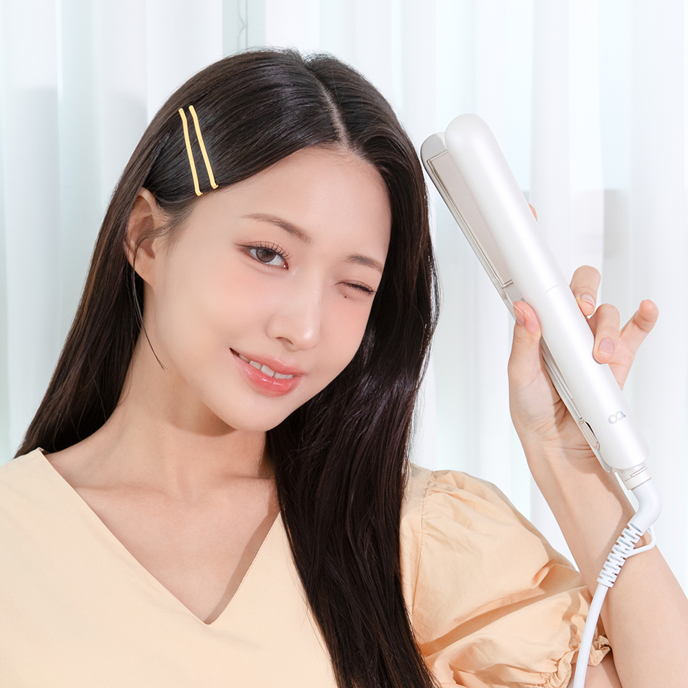 판고데기를 들고 있는 여성이 앞머리를 펴고 있는 스타일링 사용 장면