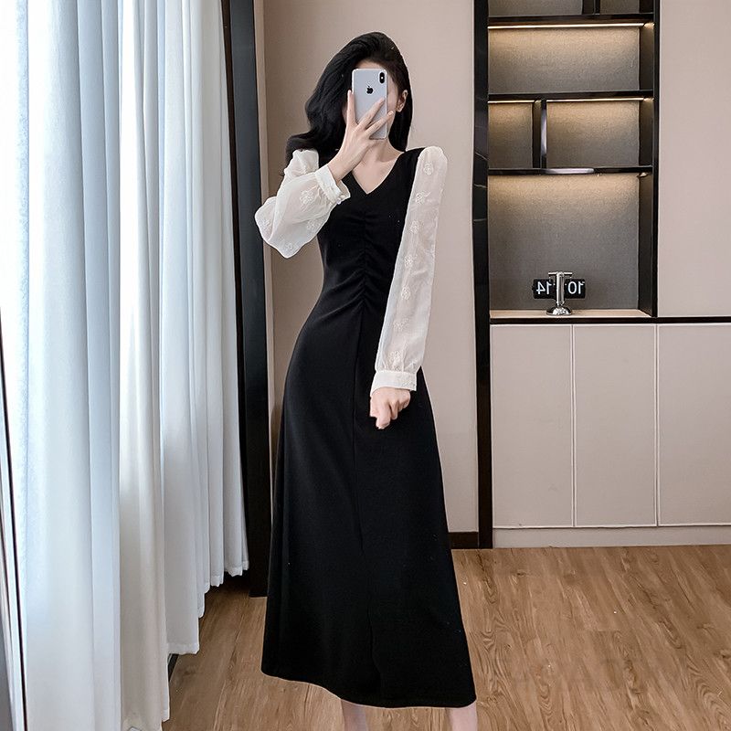 가을 V넥 플리츠 슬리밍 롱드레스 여성 데일리 심플한 디자인 하객룩 스타일링 외출용 편안한 착용감 - 상세 이미지 4