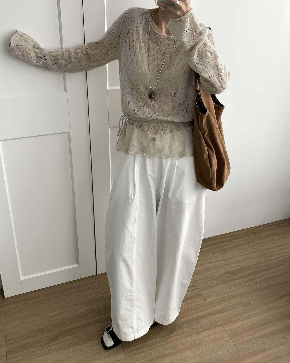 [일부당일] 니스 커브팬츠 코튼 와이드 뒷밴딩 절개 슬랙스 웨어링무드 (3c) - 상세 이미지 4