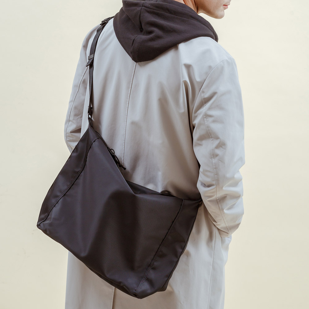 PEEPS Vibe messenger bag(Black) 남자 유스메신저백 - 메인 이미지