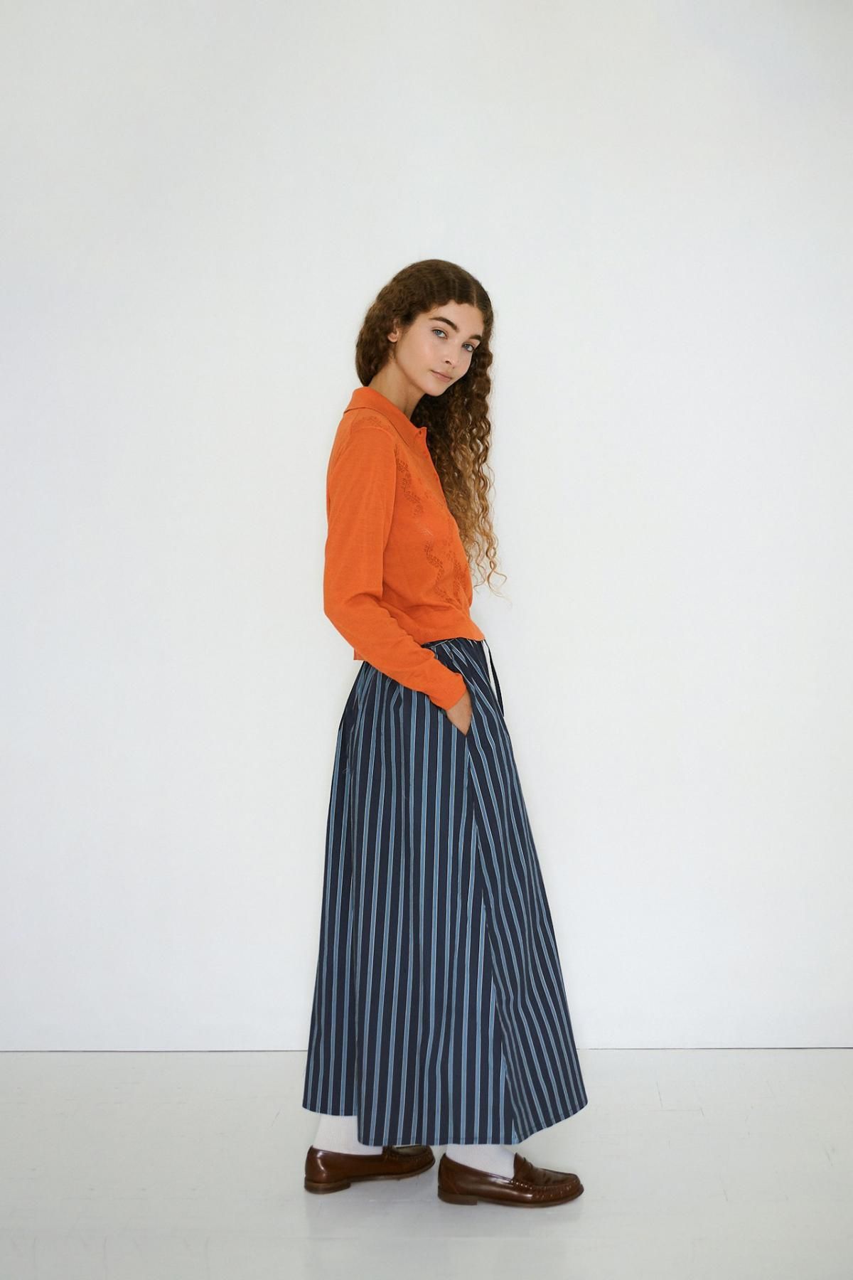 타이니코튼 볼륨 스트라이프 네이비 미디 스커트 AW25-631107 ONE COLOR - 상세 이미지 4