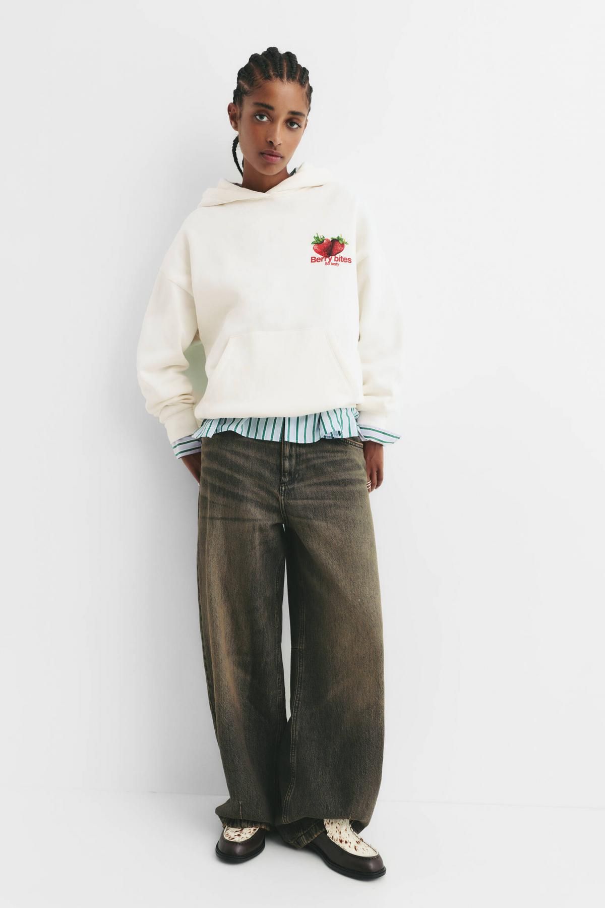 풀앤베어 딸기 그래픽 코튼 화이트 후드티 7560/341 ICE - 상세 이미지 5