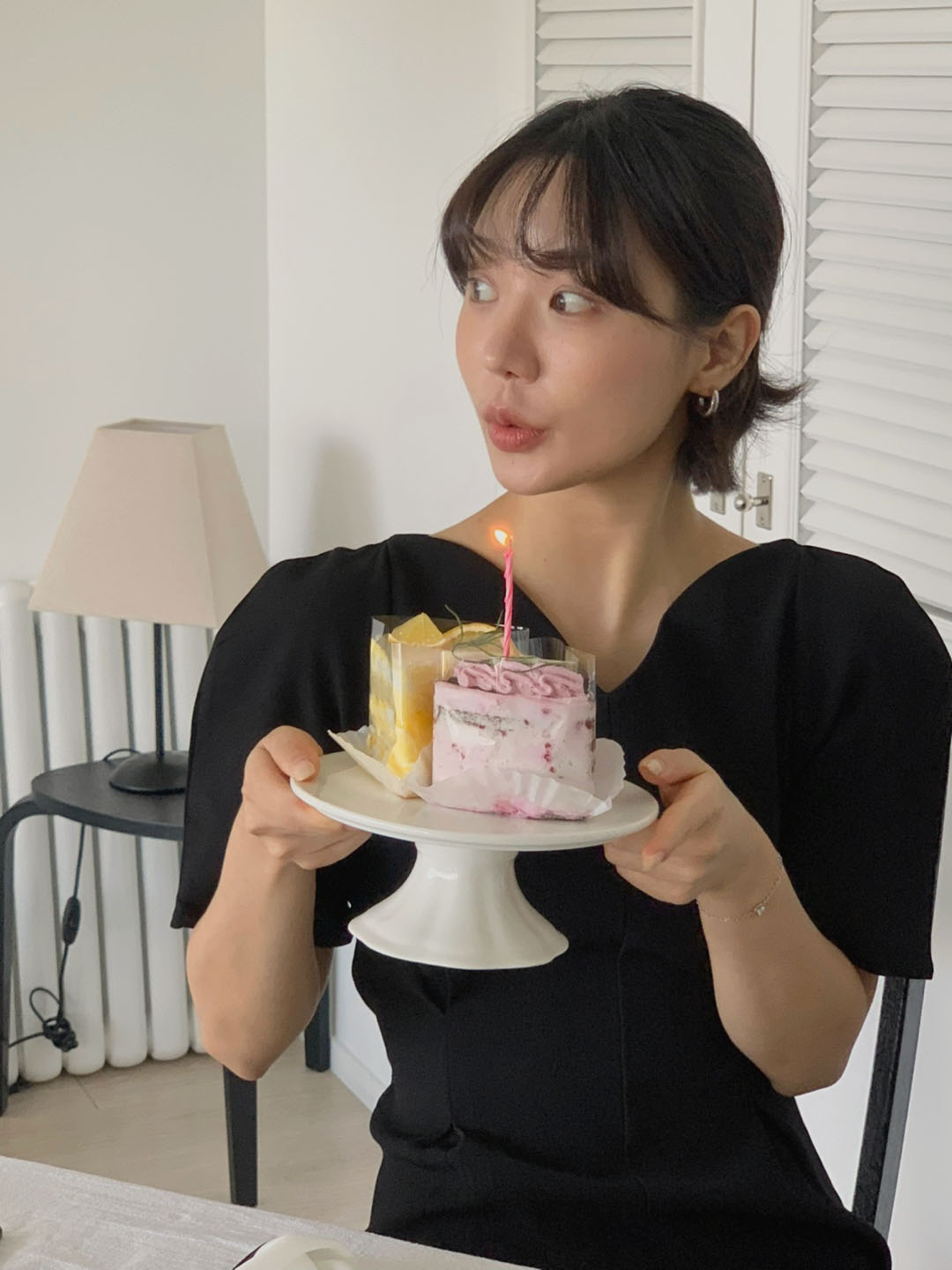 클루이 브이넥 물결 네크라인 소매 퍼프 반팔 핀턱 가을 하객룩 하트넥 롱 원피스(블랙) 이미지