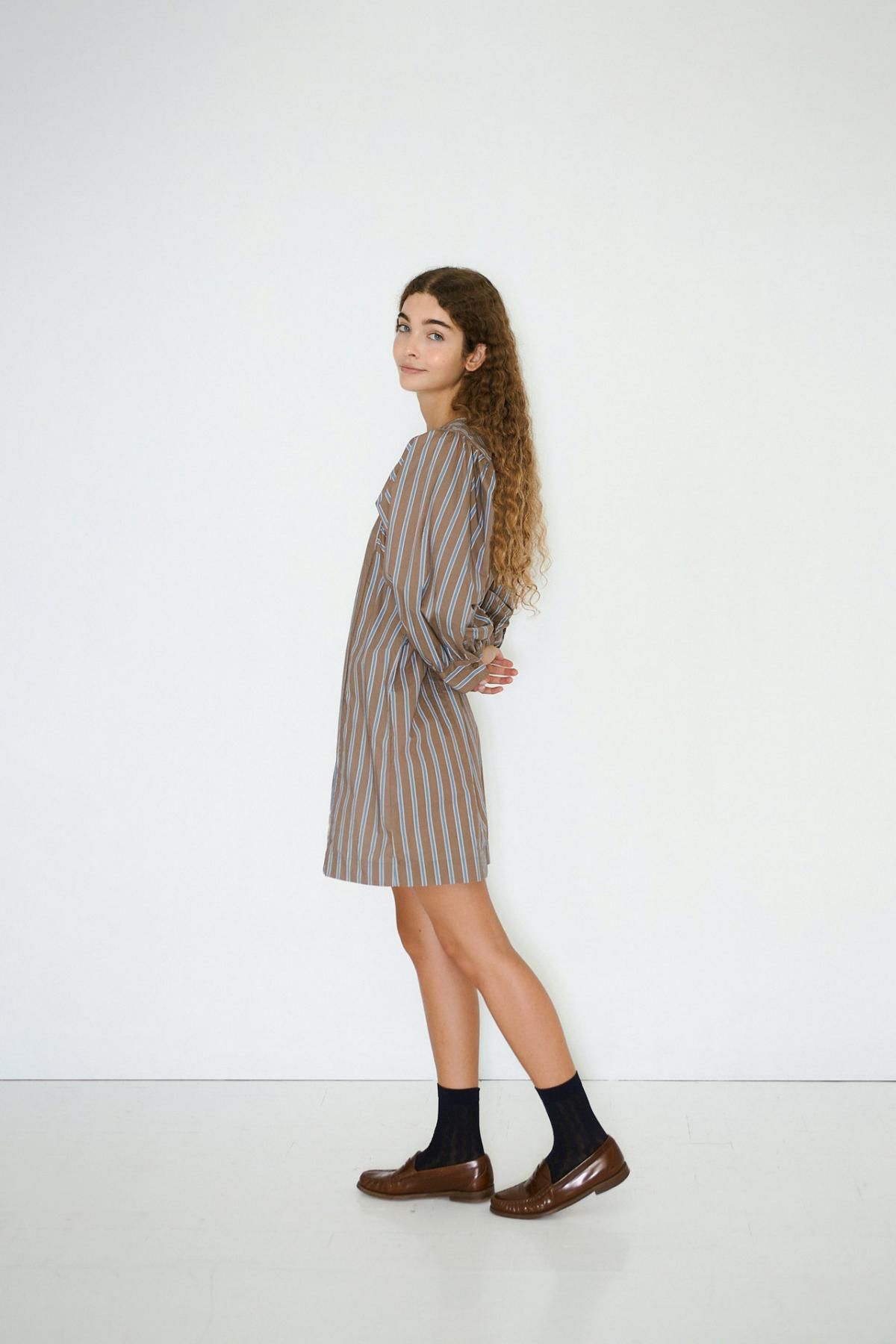 타이니코튼 모카 스트라이프 루즈핏 미니 원피스 AW25-633S37 ONE COLOR