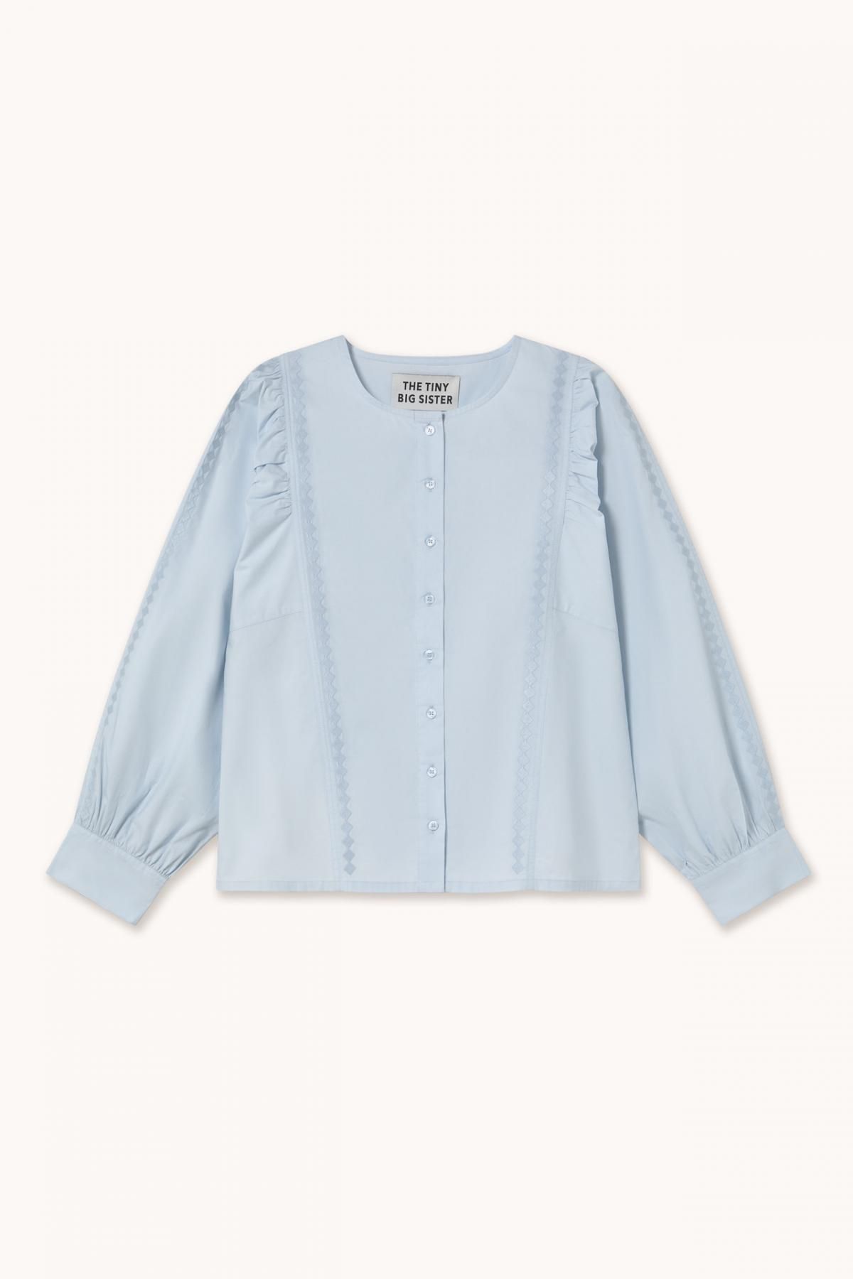 타이니코튼 파스텔 블루 자수 블라우스 AW25-801J24 ONE COLOR - 메인 이미지