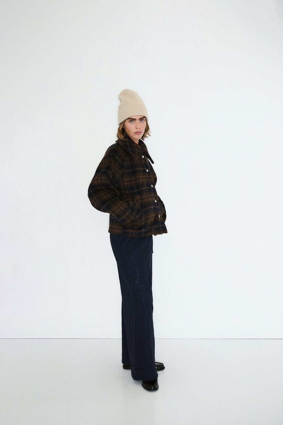 타이니코튼 체크 패턴 다크브라운 숏코트 AW25-769M05 ONE COLOR - 상세 이미지 4