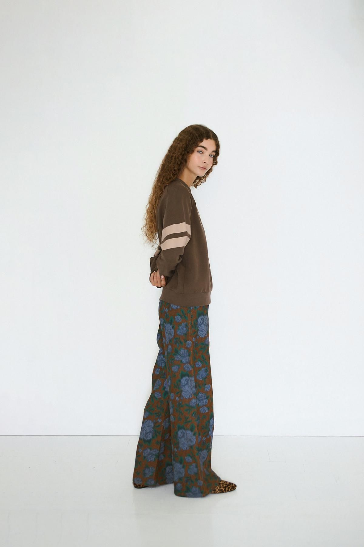 타이니코튼 카카오 브라운 캐주얼 바시티 맨투맨 AW25-786S39 ONE COLOR - 상세 이미지 5