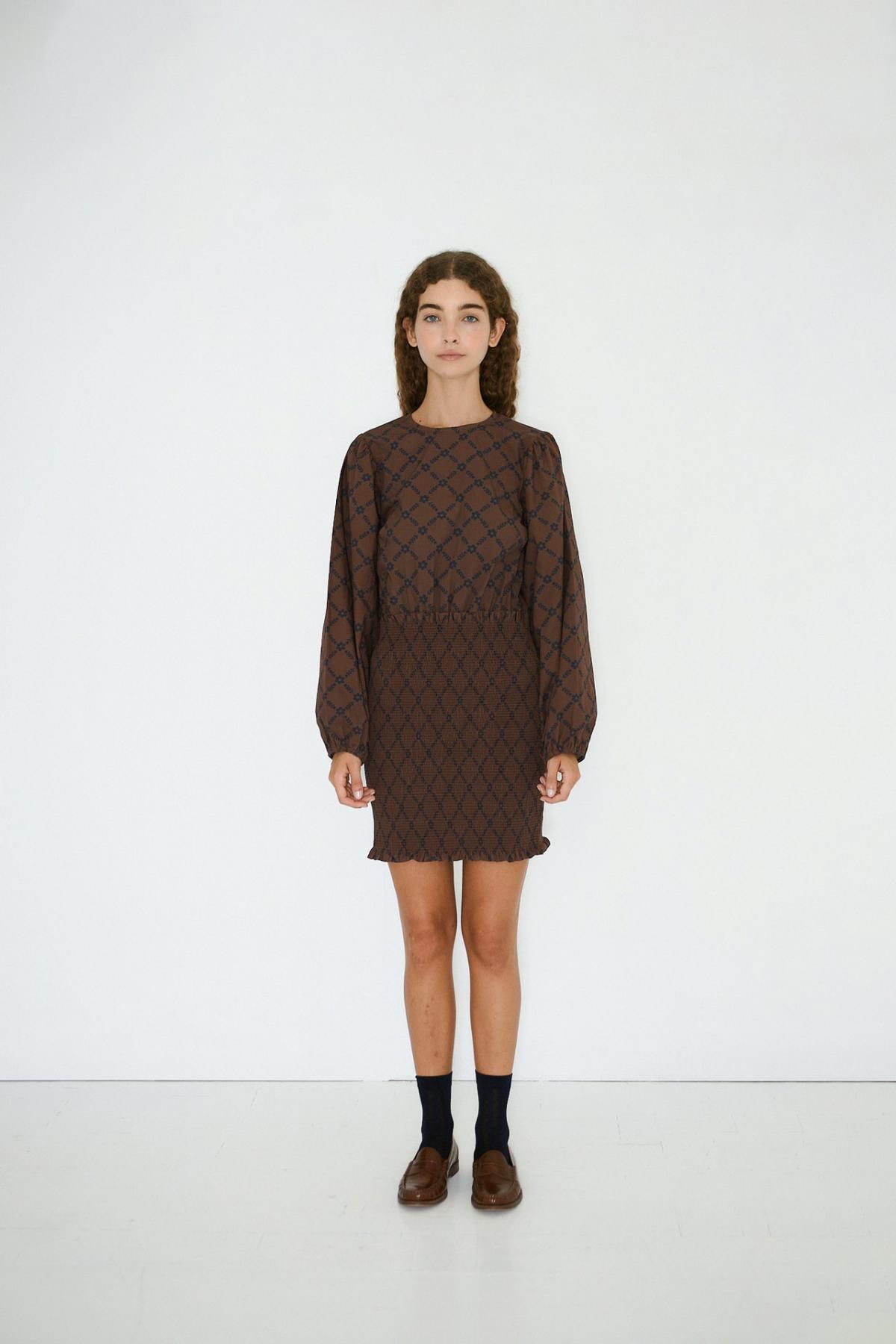 타이니코튼 플라워 그리드 초콜릿 브라운 퍼프소매 미니 원피스 AW25-636K22 ONE COLOR - 상세 이미지 3