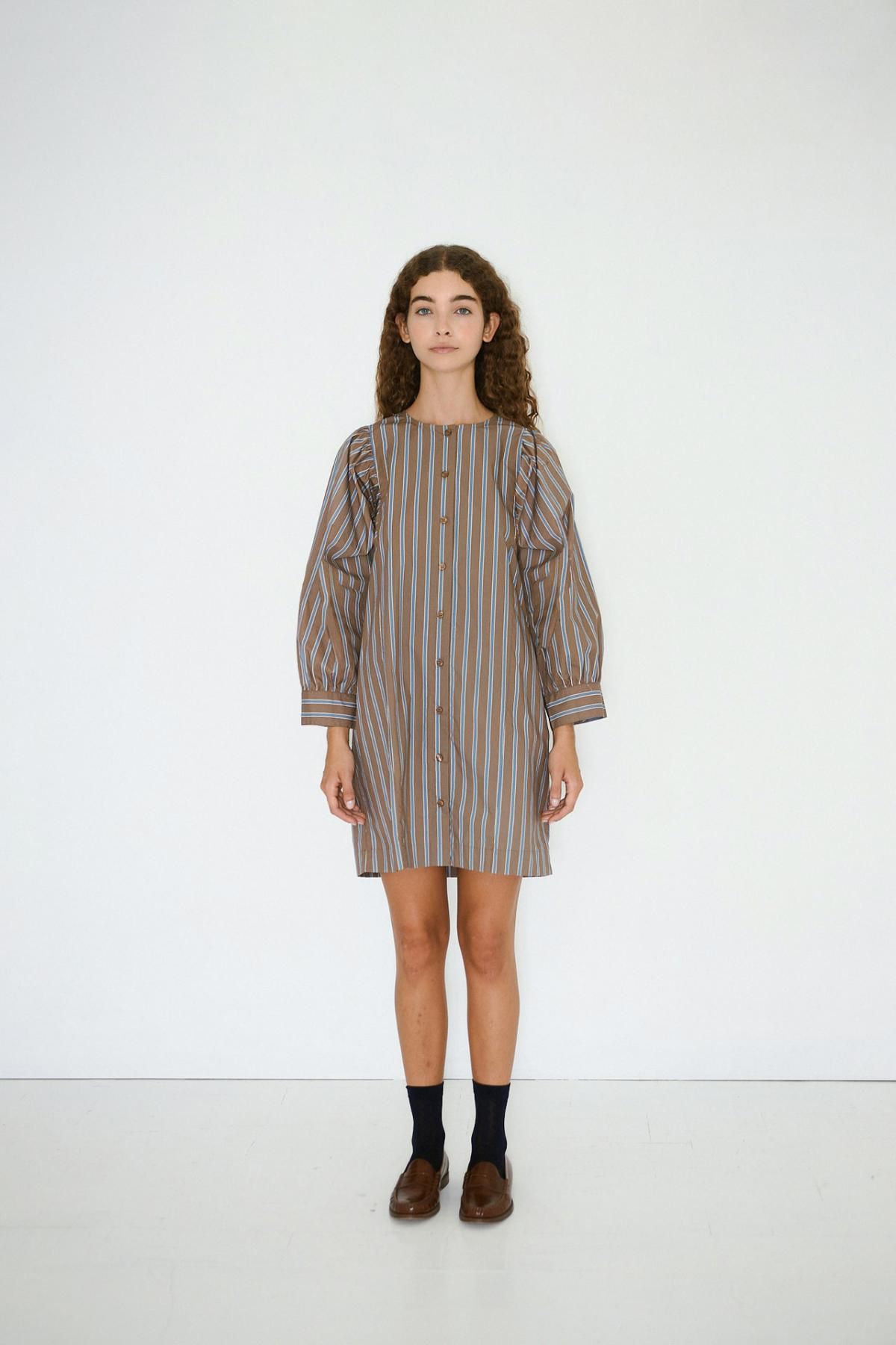 타이니코튼 모카 스트라이프 루즈핏 미니 원피스 AW25-633S37 ONE COLOR