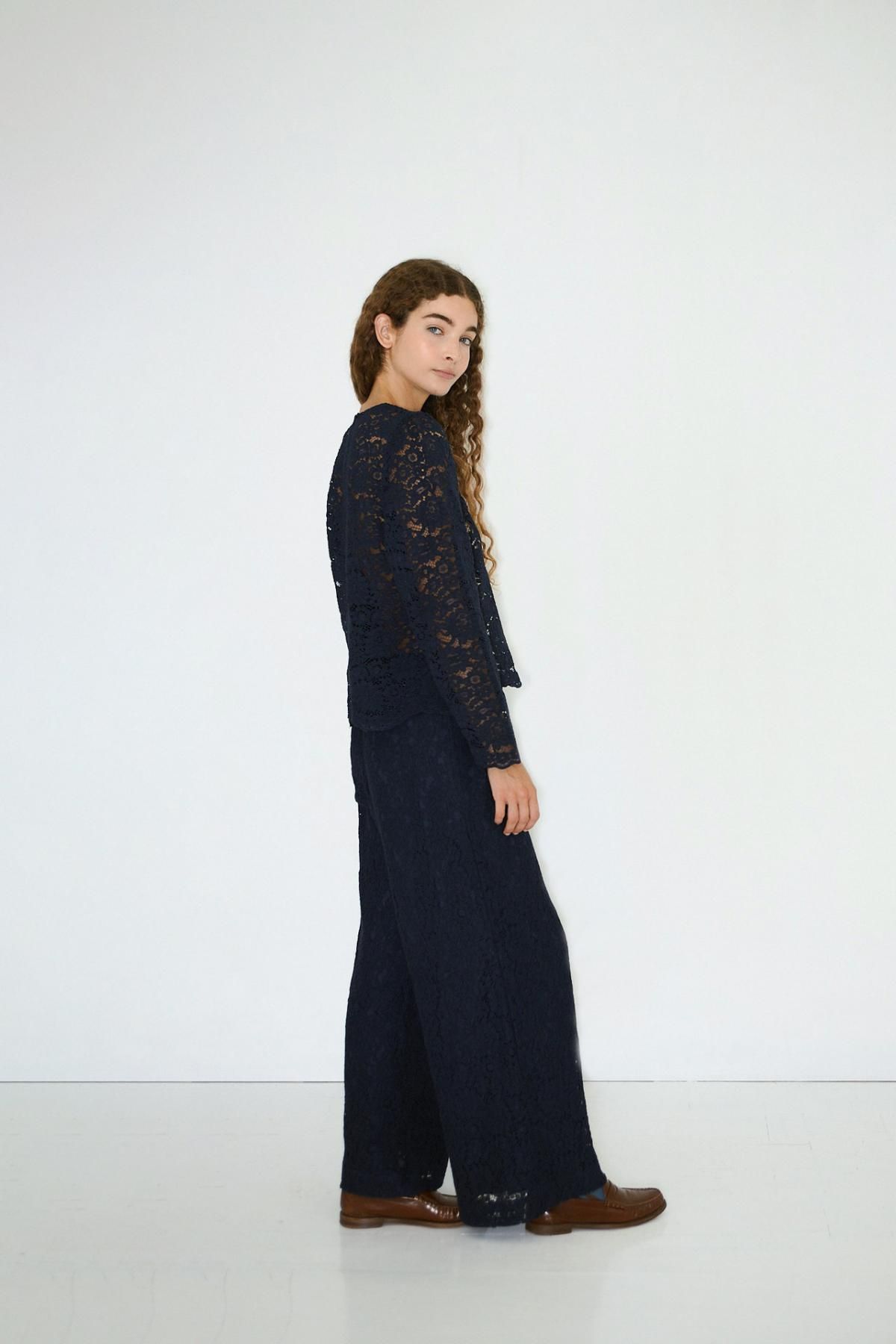 타이니코튼 레이스 네이비 블라우스 AW25-602107 NAVY - 상세 이미지 4