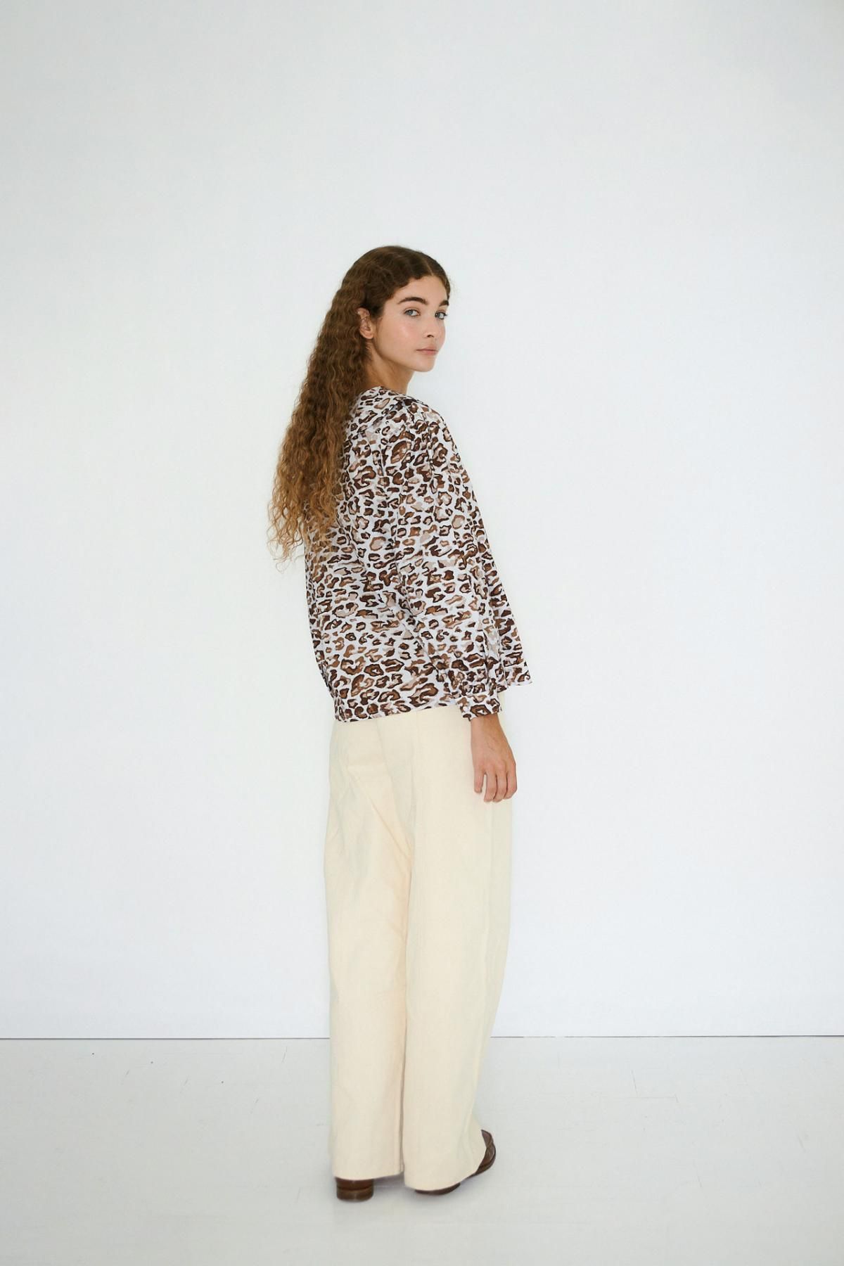 타이니코튼 애니멀 프린트 트렌디 루즈핏 블라우스 AW25-640J24 ONE COLOR - 상세 이미지 4