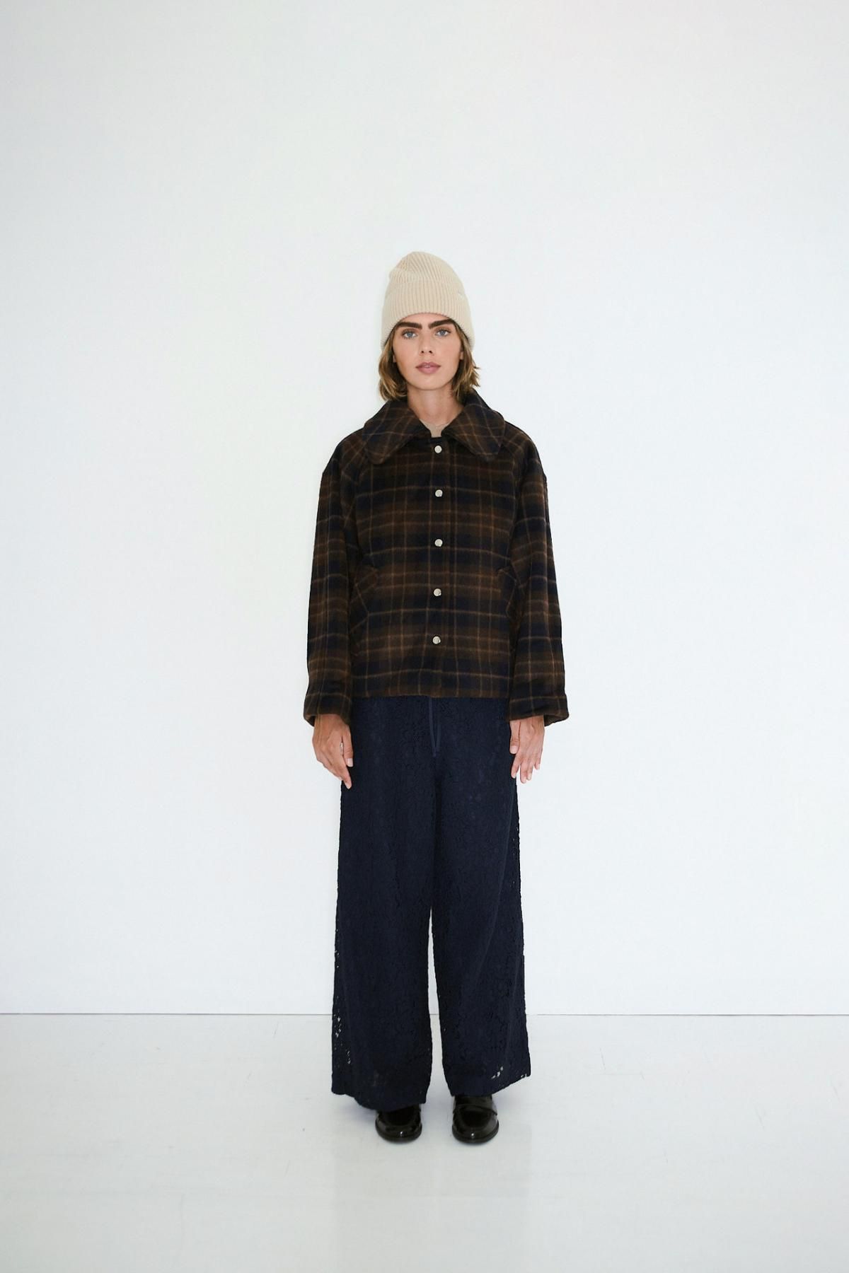 타이니코튼 체크 패턴 다크브라운 숏코트 AW25-769M05 ONE COLOR - 상세 이미지 3