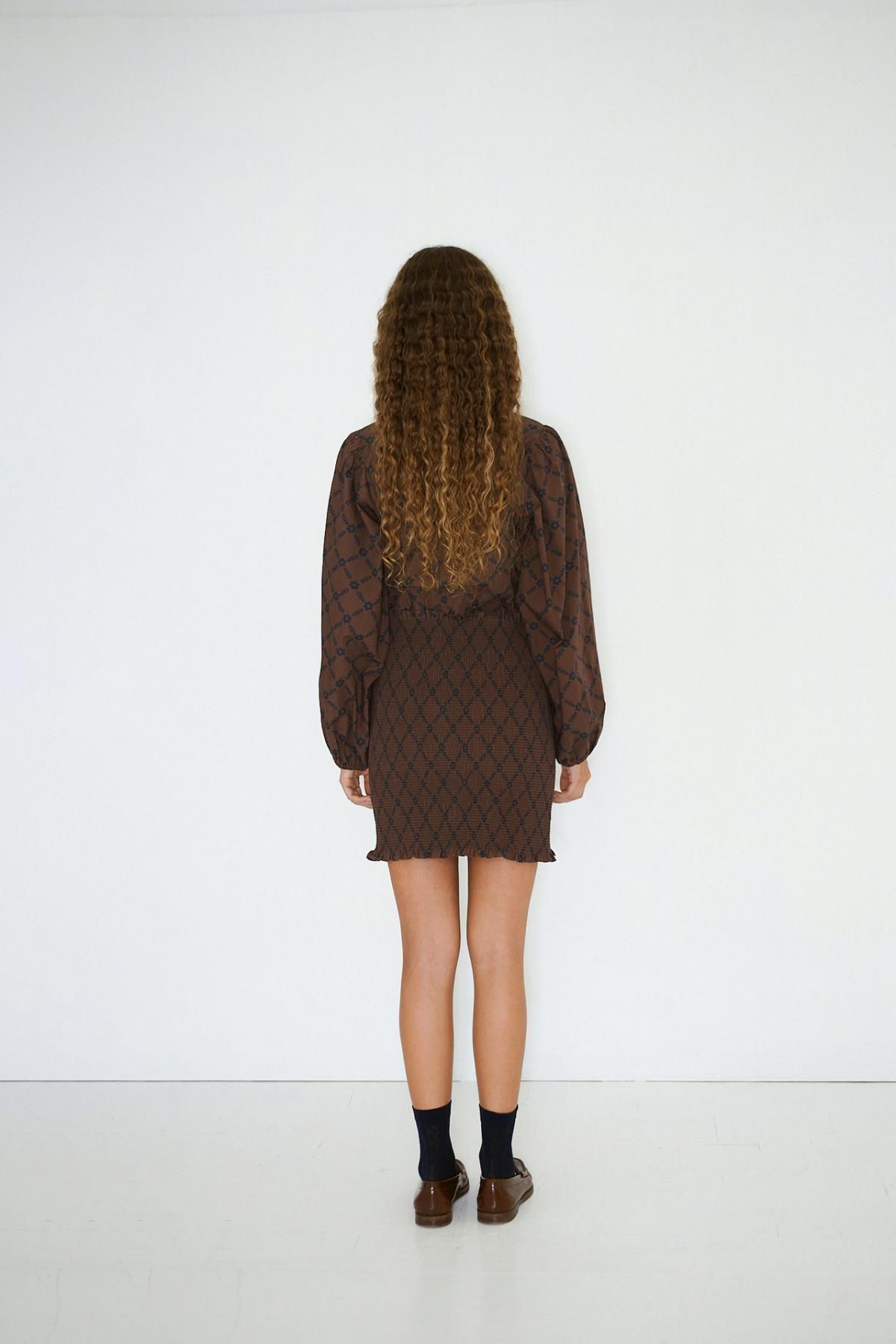 타이니코튼 플라워 그리드 초콜릿 브라운 퍼프소매 미니 원피스 AW25-636K22 ONE COLOR - 상세 이미지 4