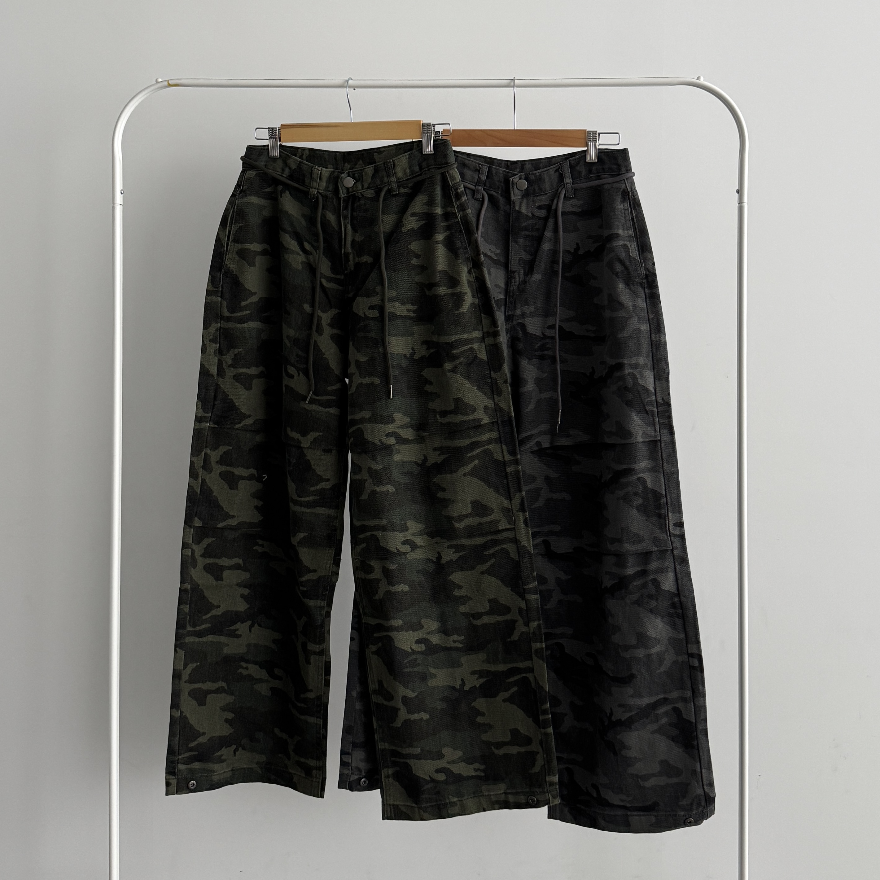 밀리터리 카모 밑단스냅 와이드 무릎 핀턱 팬츠 - 상세 이미지 2