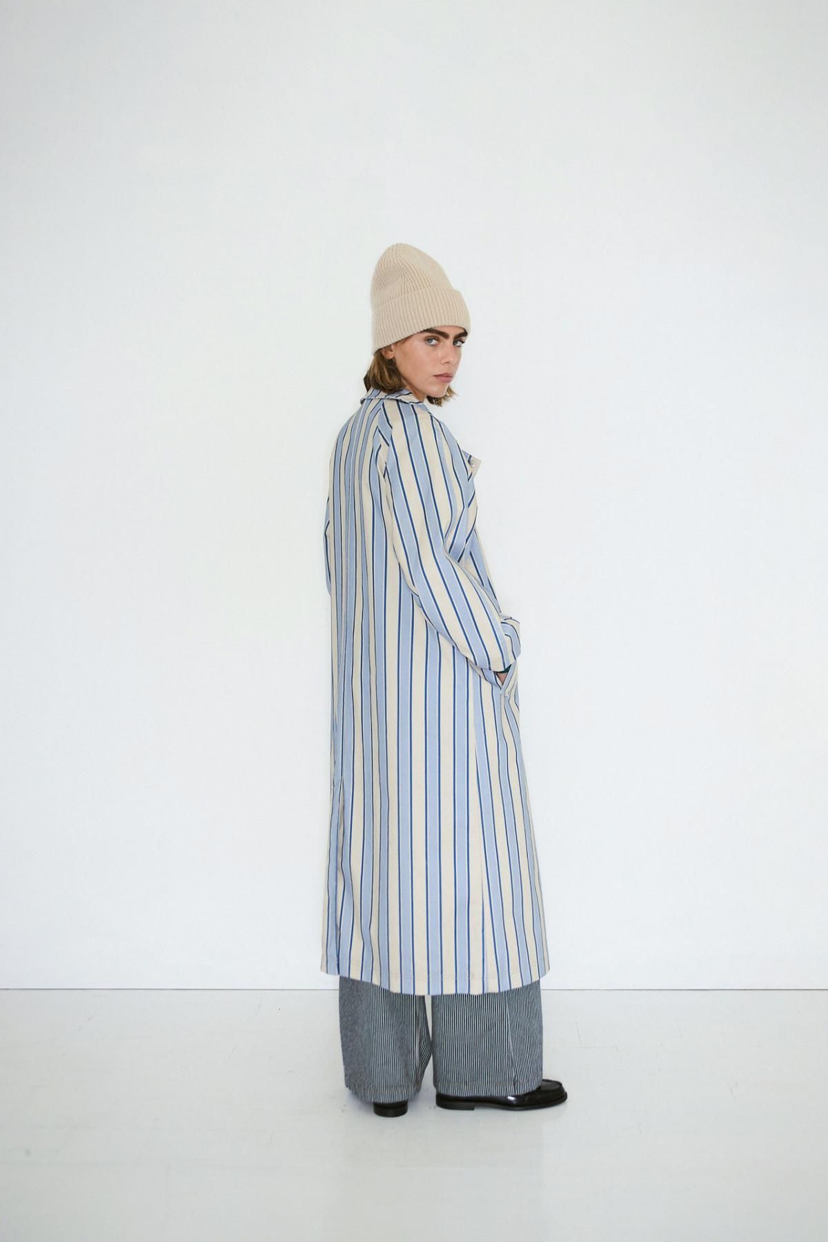 타이니코튼 다크바닐라 스트라이프 롱 트렌치코트 AW25-753R01 ONE COLOR - 상세 이미지 4