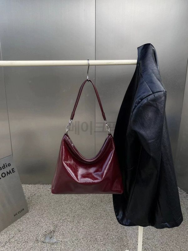 여성 대용량 가죽 숄더백 캐주얼 크로스바디 출퇴근용 데일리 가방 편안한 착용감 보부상 스타일 핸드백 이미지 8