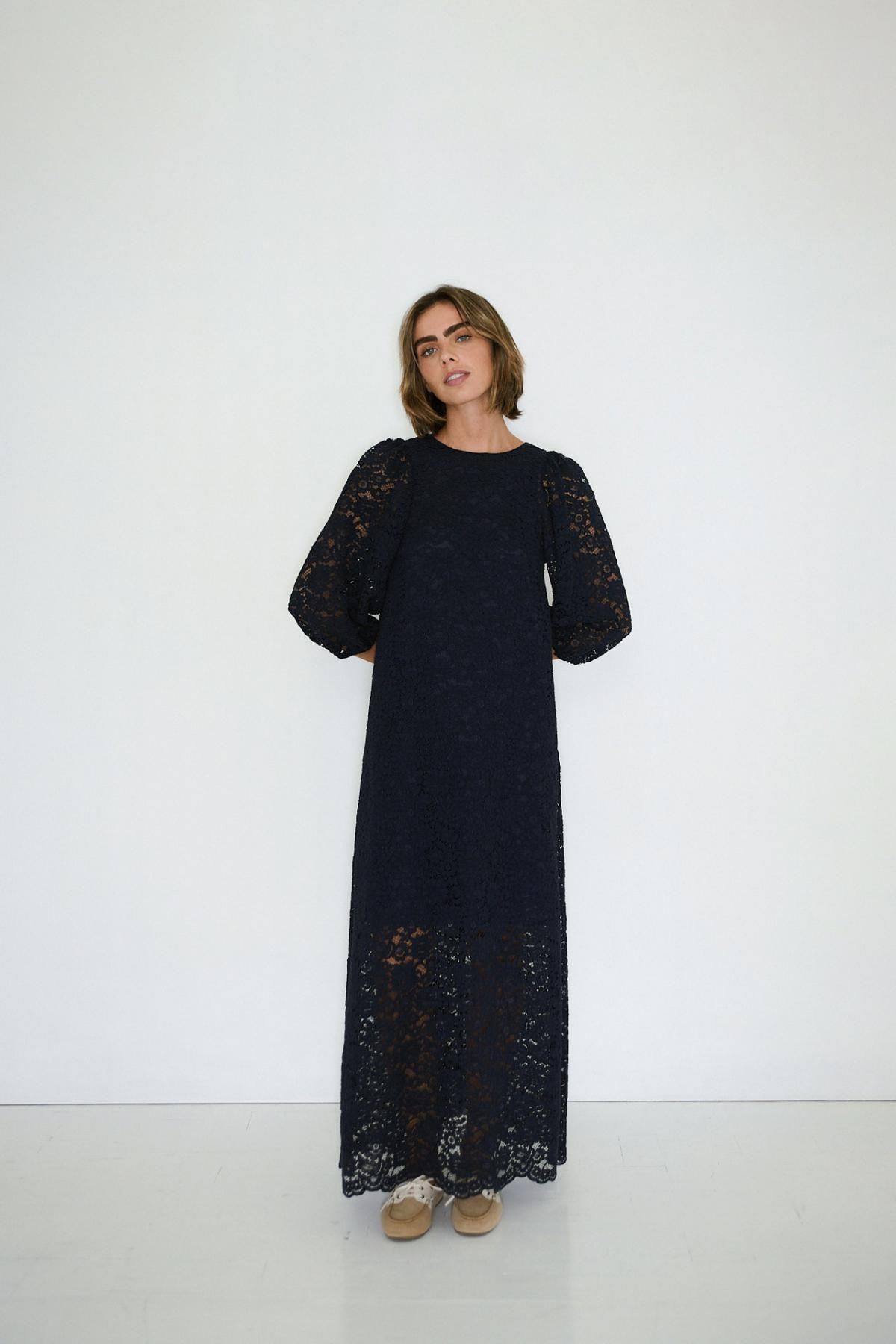 타이니코튼 레이스 퍼프슬리브 네이비 롱 원피스 AW25-606107 ONE COLOR - 상세 이미지 3